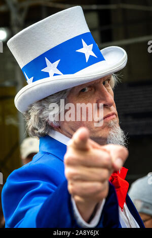 New York, USA, 11. November 2019. Ein Onkel Sam Imitator am Veterans Day Parade in New York City. Credit: Enrique Ufer/Alamy leben Nachrichten Stockfoto