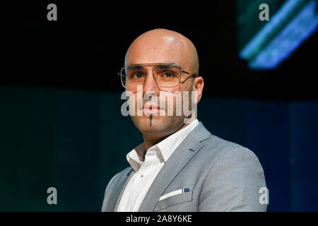 Konstanz, Deutschland. 04 Nov, 2019. Mohamed El Bachiri ist über die Konstanzer Konzilspreis im Konzil Gebäude auf der Bühne zu empfangen. Credit: Felix Kästle/dpa/Alamy leben Nachrichten Stockfoto