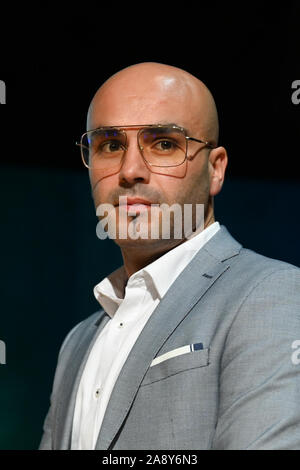 Konstanz, Deutschland. 04 Nov, 2019. Mohamed El Bachiri ist über die Konstanzer Konzilspreis im Konzil Gebäude auf der Bühne zu empfangen. Credit: Felix Kästle/dpa/Alamy leben Nachrichten Stockfoto