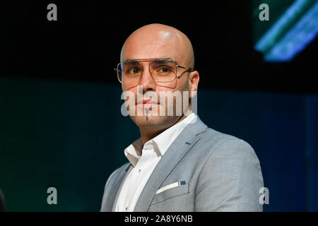 Konstanz, Deutschland. 04 Nov, 2019. Mohamed El Bachiri ist über die Konstanzer Konzilspreis im Konzil Gebäude auf der Bühne zu empfangen. Credit: Felix Kästle/dpa/Alamy leben Nachrichten Stockfoto