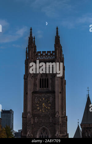 Mond über Soldiers Tower - Universität von Toronto Stockfoto