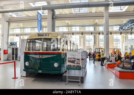 Plzen, Tschechische Republik - 28 Oktober, 2019: Ausstellung in der Techmania Science Center. Alte trolleybus als eines der Exponate. Zentrum erklärt, wissenschaftliche Grundlagen für Kinder durch Spiele. Stockfoto