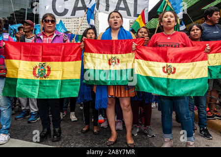 Buenos Aires, Argentinien. 11 Nov, 2019. Nov 11, 2019 - Buenos Aires, Argentinien - Masse März in der Innenstadt von Buenos Aires zur Unterstützung von Evo Morales, Präsident von Bolivien. Soziale und Gewerkschaftliche Organisationen vom Obelisk der bolivianischen Botschaft und das Auswärtige Amt mobilisiert in der Stadt Buenos Aires, Argentinien. Sie kündigen einen Staatsstreich. Credit: Maximiliano Ramos/ZUMA Draht/Alamy leben Nachrichten Stockfoto