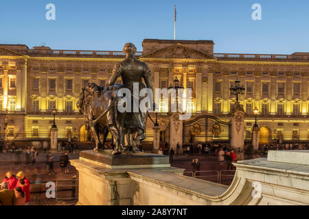 Buckingham Palast bei Nacht, London, England Stockfoto