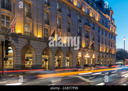 Viel Verkehr am frühen Abend auf der Piccadilly im Ritz Hotel, London, England Stockfoto