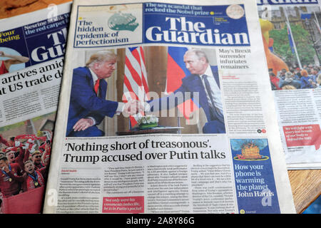 'Nichts kurz von Verräterischen Trump beschuldigt über Putin Gespräche' Zeitung Schlagzeile in der Zeitung The Guardian London England Großbritannien Stockfoto
