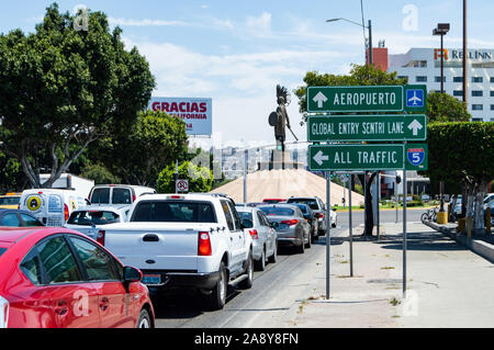 TIJUANA, MEXIKO - 22.07.: Tijuana Verkehr auf der Cuauhtémoc Kreisverkehr im Fluss Zone (Zona Rio). Die Statue in der Mitte ist Cuauhtémoc, der letzte A Stockfoto