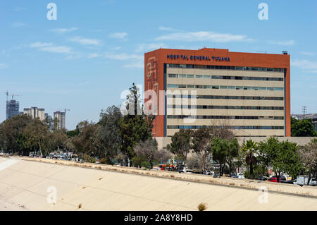TIJUANA, MEXIKO - 22.07.: Tijuana mit dem Bau des allgemeinen Krankenhauses im Hintergrund. Stockfoto