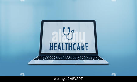 Stethoskop Symbol und Healthcare Text auf einen modernen Laptop Bildschirm. 3D-Rendering. Stockfoto