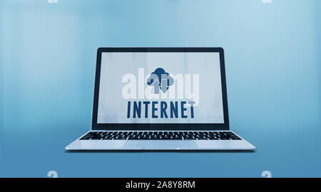 Cloud Computing Symbol und Internet Text auf einem modernen Laptop. 3D-Rendering. Stockfoto