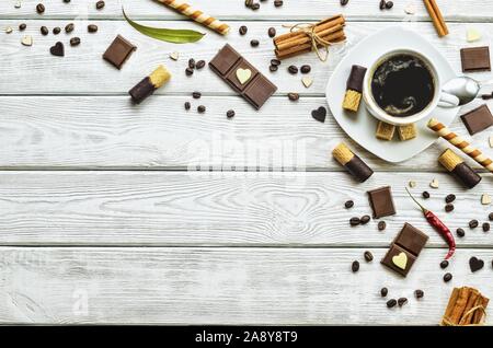 Interessantes Konzept für schwarzen Kaffee. Hintergrund mit Kaffee und süßes Dekoration. Stockfoto