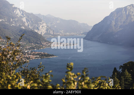 Sommer Postkarte Blick auf den Comer See - berühmte und beliebte italienische Wahrzeichen. Die Berge am Horizont. Stockfoto