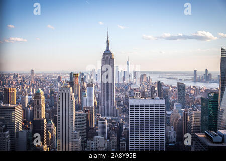 New York, USA - 17. Mai 2019: Skyline von New York mit dem Empire State Building bei Sonnenuntergang Stockfoto