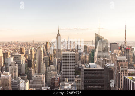 New York, USA - 17. Mai 2019: New York City Manhattan Midtown Antenne Panorama mit Wolkenkratzern und blauer Himmel in den Tag Stockfoto