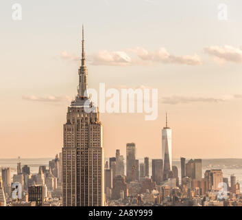 New York, USA - 17. Mai 2019: Skyline von New York mit dem Empire State Building bei Sonnenuntergang Stockfoto
