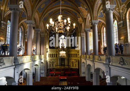 Pilsen, Tschechische Republik - 28 Oktober 2019: Einrichtung der Großen Synagoge. Die zweitgrößte Synagoge in Europa. Vom Balkon aus fotografiert. Säulen und Bögen, Decke. Die Menschen auf den Touren. Stockfoto