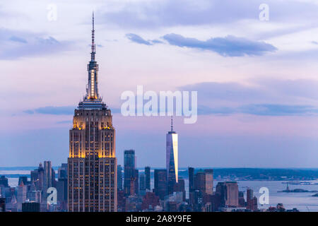New York, USA - 17. Mai 2019: Skyline von New York mit dem Empire State Building bei Sonnenuntergang Stockfoto