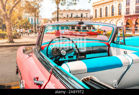 Rosa alten amerikanischen Oldtimer in Havanna, Kuba Stockfoto