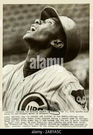 Vintage schwarz und weiß Nachrichten Leitung Foto von Hall des Ruhmes player Ernie Banken mit den Chicago Cubs circa 1970 Stockfoto