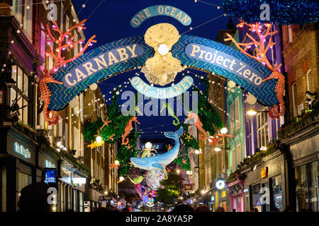 2019 Carnaby Street Thema: One Ocean Sealife Weihnachtsbeleuchtung Dekoration aus recyceltem Material hergestellt. Farbenfrohe Display beleuchtet Abend, mit Masse Stockfoto