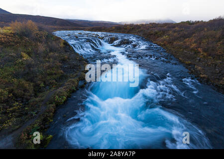 Bruarfoss - Blue River mit Kaskaden und wirbelt in Island Stockfoto