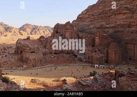 Aneisho und Uneishu Tombs von High Place of Sacrifice Trail, Petra, Wadi Musa, Ma'an Governorate, Jordanien, Naher Osten Stockfoto