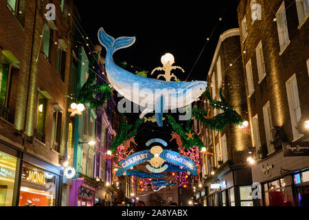 2019 Carnaby Street Thema: One Ocean Sealife Weihnachtsbeleuchtung Dekoration aus recyceltem Material hergestellt. Farbenfrohe Display beleuchtet Abend, mit Masse Stockfoto