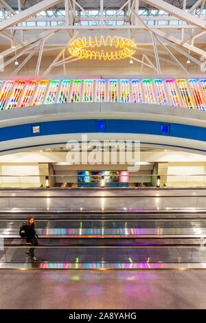 Bunte Neonlichter schmücken ein People Mover am internationalen Flughafen Denver, Denver, Colorado, USA Stockfoto