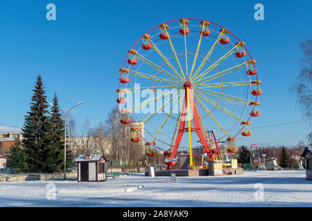 November 10, 2019 Der erste Schnee am Ufer der Stadt Teich in Bondina Park Nischni Tagil, Gebiet Swerdlowsk, Russland. Stockfoto