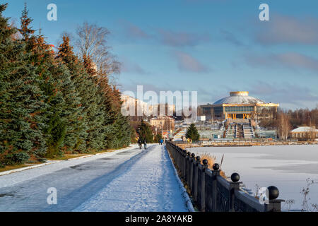 November 10, 2019 Der erste Schnee am Ufer der Stadt Teich in Bondina Park Nischni Tagil, Gebiet Swerdlowsk, Russland. Stockfoto