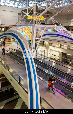 Bunte Neonlichter schmücken ein People Mover am internationalen Flughafen Denver, Denver, Colorado, USA Stockfoto