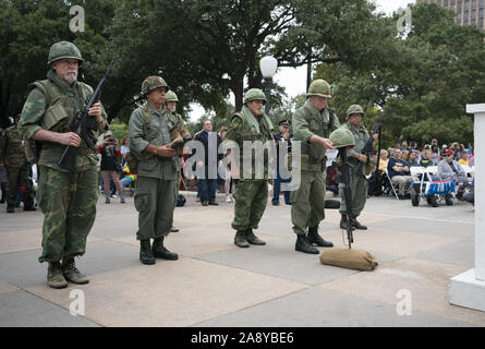 Austin, Texas, USA. 11 Nov, 2019. Vietnam Veteranen reenact ein Feuer base Trauerfeier als Tag Einheiten parade Texas' der jährliche Veteran bis Congress Avenue zum State Capitol ehrt den militärischen Veteranen aus dem Zweiten Weltkrieg durch die jüngsten Konflikte Iran/Irak. Credit: Bob Daemmrich/ZUMA Draht/Alamy leben Nachrichten Stockfoto