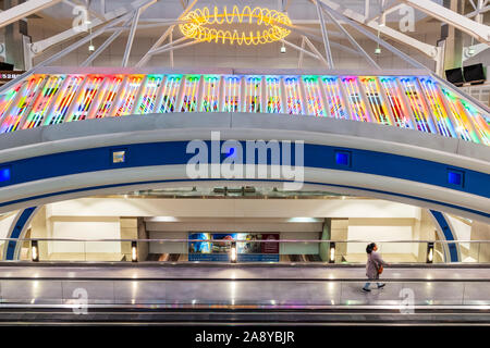 Bunte Neonlichter schmücken ein People Mover am internationalen Flughafen Denver, Denver, Colorado, USA Stockfoto