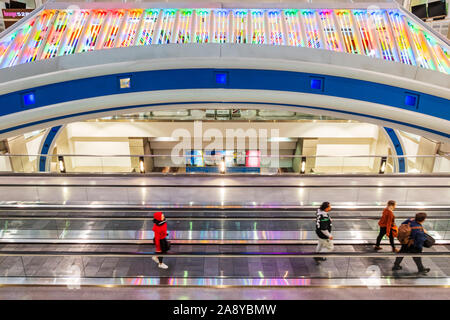 Bunte Neonlichter schmücken ein People Mover am internationalen Flughafen Denver, Denver, Colorado, USA Stockfoto