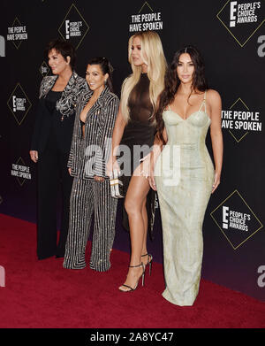 SANTA MONICA, CA - 10. NOVEMBER: (L-R) Kris Jenner, Kourtney Kardashian, Khloe Kardashian und Kim Kardashian West die 2019 E! Der Menschen Choice Awards an Barker Hangar am 10. November 2019 in Santa Monica, Kalifornien. Stockfoto