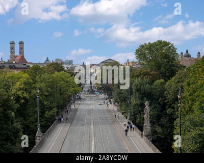 Blick auf die berühmten 'Maximilianstrasse" in München Deutschland Stockfoto