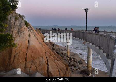 Strand Hochbrücke Promenade der Taiwan Strait vom Festland China in der Dämmerung, Xiamen, China Stockfoto