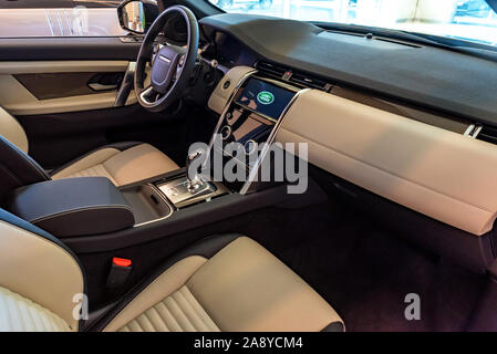 Rostow-am-Don, Russland - 08. NOVEMBER 2019: Land Rover Discovery Sport zweite Generation Innenansicht des Armaturenbretts, Tachometer, Drehzahlmesser und Ste Stockfoto