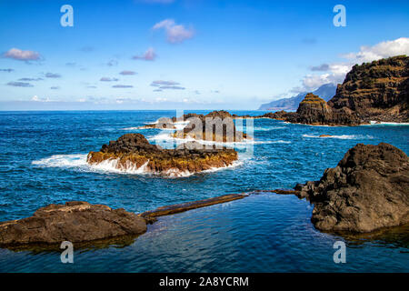 Schwimmen natürliche Pools von vulkanischer Lava in Seixal, Madeira Island, Portugal, Europa. Es gibt schöne Aussicht auf die Klippen und die Wellen des Atlantik. Stockfoto