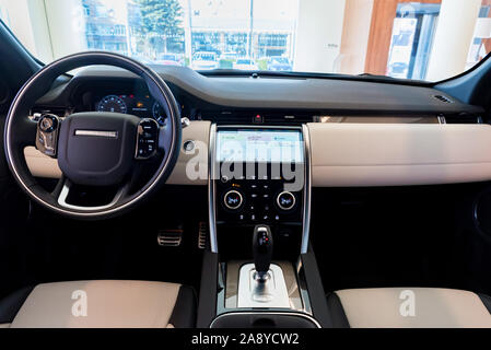 Rostow-am-Don, Russland - 08. NOVEMBER 2019: Land Rover Discovery Sport zweite Generation Innenansicht des Armaturenbretts, Tachometer, Drehzahlmesser und Ste Stockfoto