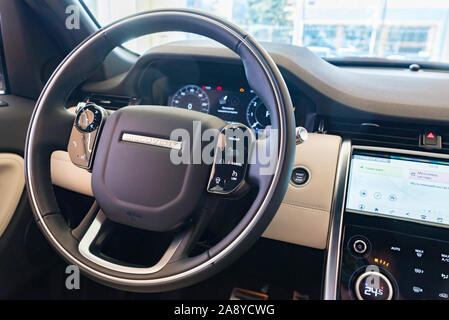 Rostow-am-Don, Russland - 08. NOVEMBER 2019: Land Rover Discovery Sport zweite Generation Innenansicht des Armaturenbretts, Tachometer, Drehzahlmesser und Ste Stockfoto