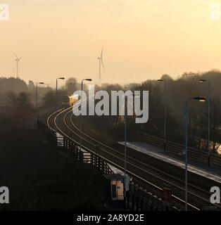 First Transpennine Express Klasse 185 Zug passiert Crowle, Lincolnshire bei Sonnenaufgang mit einem Manchester Flughafen nach Cleethorpes Zug Stockfoto