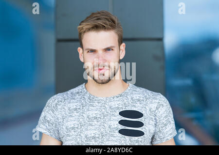 Freuen uns nur. Macho Glas Gebäude Hintergrund. männliche Mode Sommer Trend. Willensstark männlich. unrasierten Mann Pflege seiner Haut und Bart. barbershop Konzept. muskulöse Kerl urbanen Stil. Das moderne Leben. Stockfoto