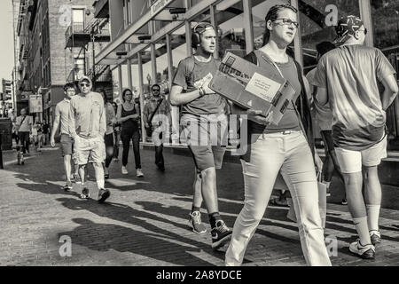 Frau, die ein Paket für Sie Wanderungen entlang der Brattle Street Stockfoto