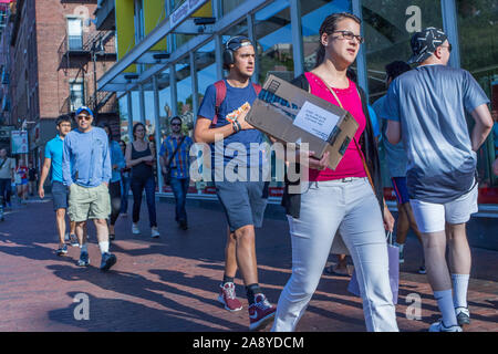 Frau, die ein Paket für Sie Wanderungen entlang der Brattle Street Stockfoto