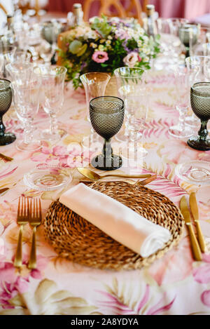 Tische im Freien für ein elegant eingerichtetes Hochzeit, mit schönen floralen Mittelstücke und Vintage Style Geschirr und Besteck. Stockfoto