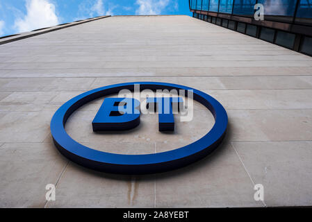 BT Head Office-BT2019 Corporate Logo & Zeichen außerhalb des BT Plc Sitz im BT-Center, 81 Newgate Street in der City von London. BT neues Logo Stockfoto