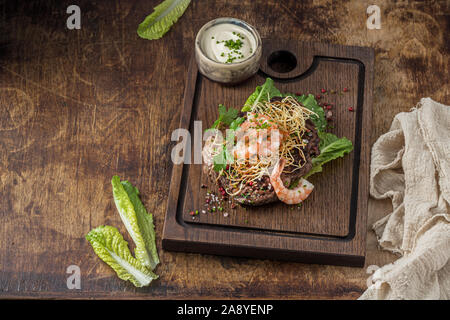Surf and Turf oder Rindersteak mit Garnelen auf der Oberseite, kopieren Raum Stockfoto