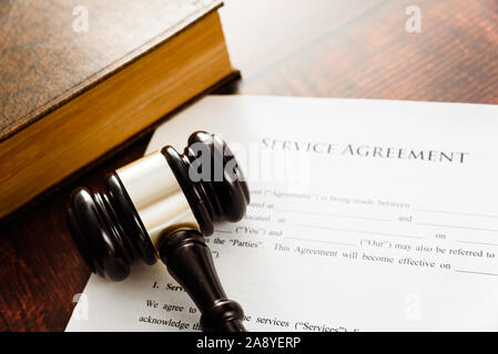 Verträge müssen mit gesetzlichen Regelungen gültig sein, und müssen signiert werden. Stockfoto