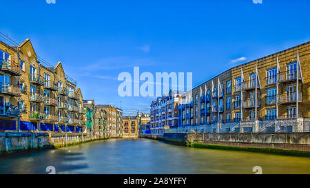 Poplar District, Großbritannien, September 2018, Gebäude an der Themse im Stadtteil Tower Hamlets im Osten Londons Stockfoto